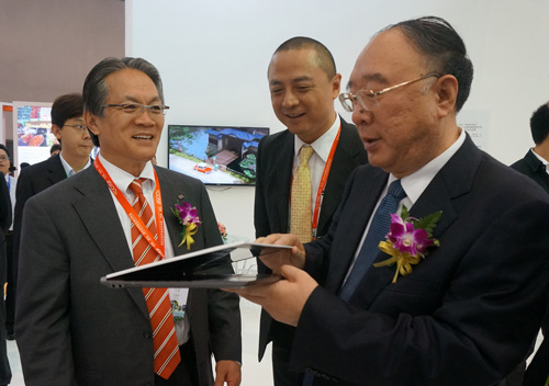 東芝中國(guó)總代表桐山輝夫先生與重慶市黃奇帆市長(zhǎng)現(xiàn)場(chǎng)交流
