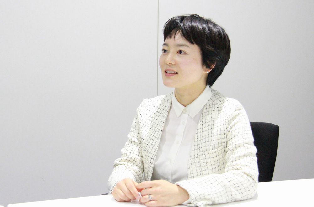 對充電電池和電動汽車相關情況進行市場調研的宮本女士
