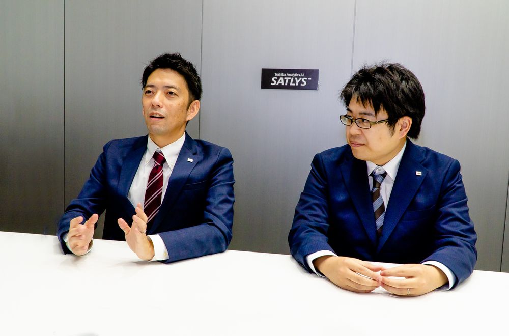東芝數字解決方案株式會社 軟件&人工智能技術中心 入本勇宇次先生（左） 和 同樣參與本次演示實驗的 東芝數字解決方案株式會社 上田弘樹木先生（右）